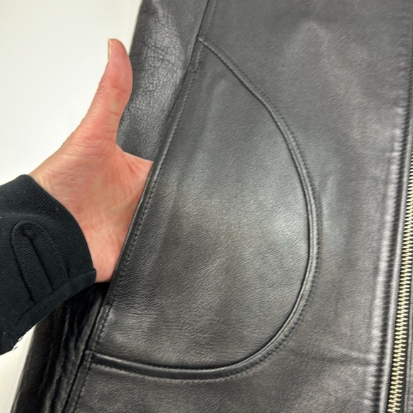 Danier Women's Sleeveless Black Leather Zippered Vest - Picture 7 of 9